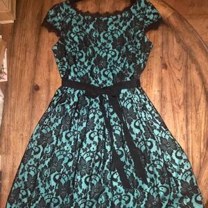 Feminine & Festive Size 14 Lace Dress in Spearmint Green & Black with Cap Sleeve